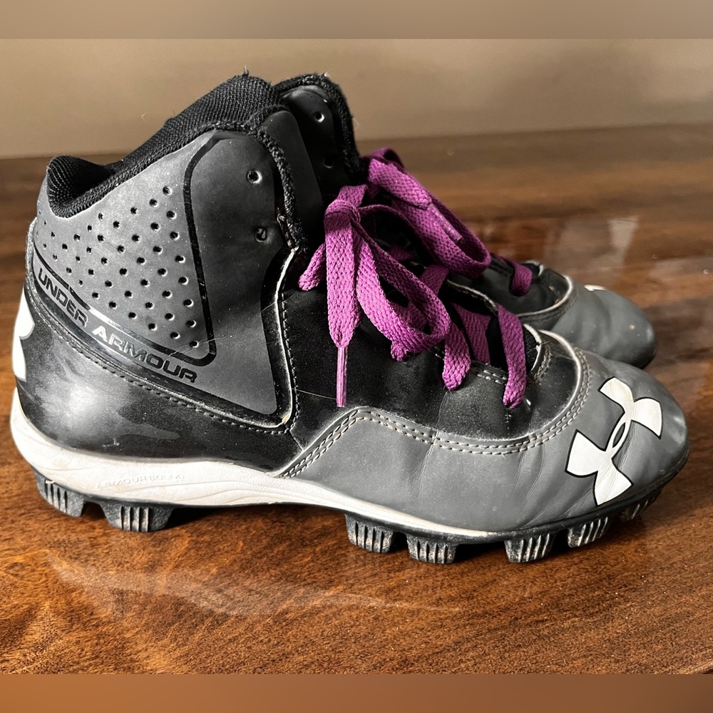 Under Armour Youth Sz 4 Baseball Cleats